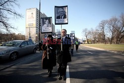 Rocznica Smoleńska - zapalenie zniczy i złożenie tulipanów pod Pałacem Prezydenckim