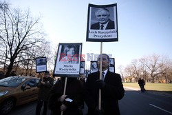 Rocznica Smoleńska - zapalenie zniczy i złożenie tulipanów pod Pałacem Prezydenckim