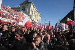 Rocznica Smoleńska - zapalenie zniczy i złożenie tulipanów pod Pałacem Prezydenckim