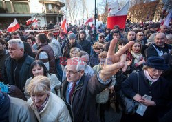 Rocznica Smoleńska - zapalenie zniczy i złożenie tulipanów pod Pałacem Prezydenckim