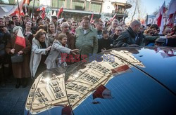 Rocznica Smoleńska - zapalenie zniczy i złożenie tulipanów pod Pałacem Prezydenckim