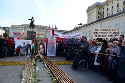 Rocznica Smoleńska - zapalenie zniczy i złożenie tulipanów pod Pałacem Prezydenckim