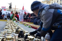 Rocznica Smoleńska - zapalenie zniczy i złożenie tulipanów pod Pałacem Prezydenckim