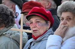 Rocznica Smoleńska - zapalenie zniczy i złożenie tulipanów pod Pałacem Prezydenckim