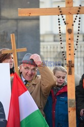 Rocznica Smoleńska - zapalenie zniczy i złożenie tulipanów pod Pałacem Prezydenckim