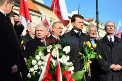 Rocznica Smoleńska - zapalenie zniczy i złożenie tulipanów pod Pałacem Prezydenckim