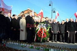 Rocznica Smoleńska - zapalenie zniczy i złożenie tulipanów pod Pałacem Prezydenckim