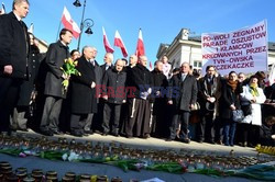 Rocznica Smoleńska - zapalenie zniczy i złożenie tulipanów pod Pałacem Prezydenckim