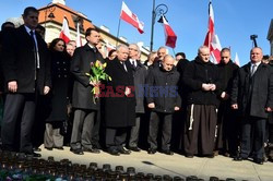 Rocznica Smoleńska - zapalenie zniczy i złożenie tulipanów pod Pałacem Prezydenckim