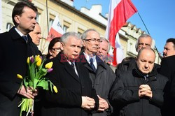 Rocznica Smoleńska - zapalenie zniczy i złożenie tulipanów pod Pałacem Prezydenckim