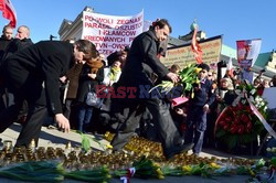 Rocznica Smoleńska - zapalenie zniczy i złożenie tulipanów pod Pałacem Prezydenckim