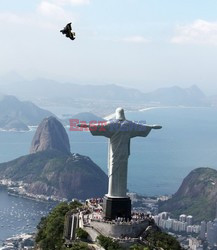 Latający mężczyzna nad Rio de janeiro